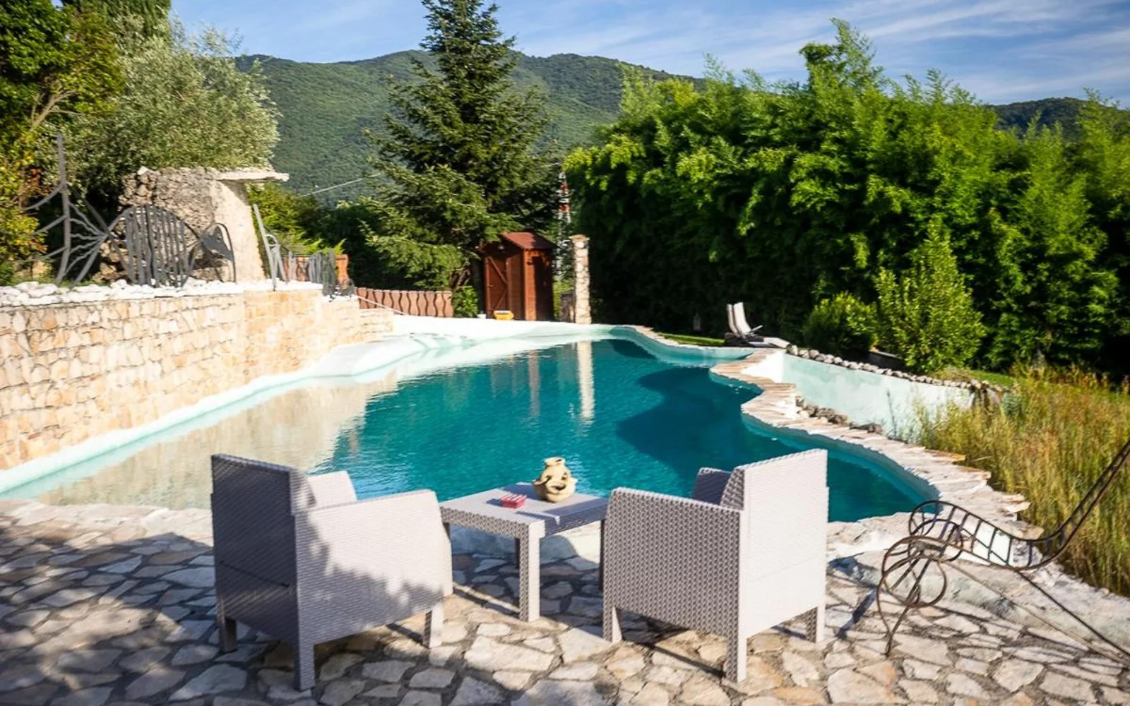 Tenuta i Tufari, Il solarium con i lettini accanto alla bio-piscina