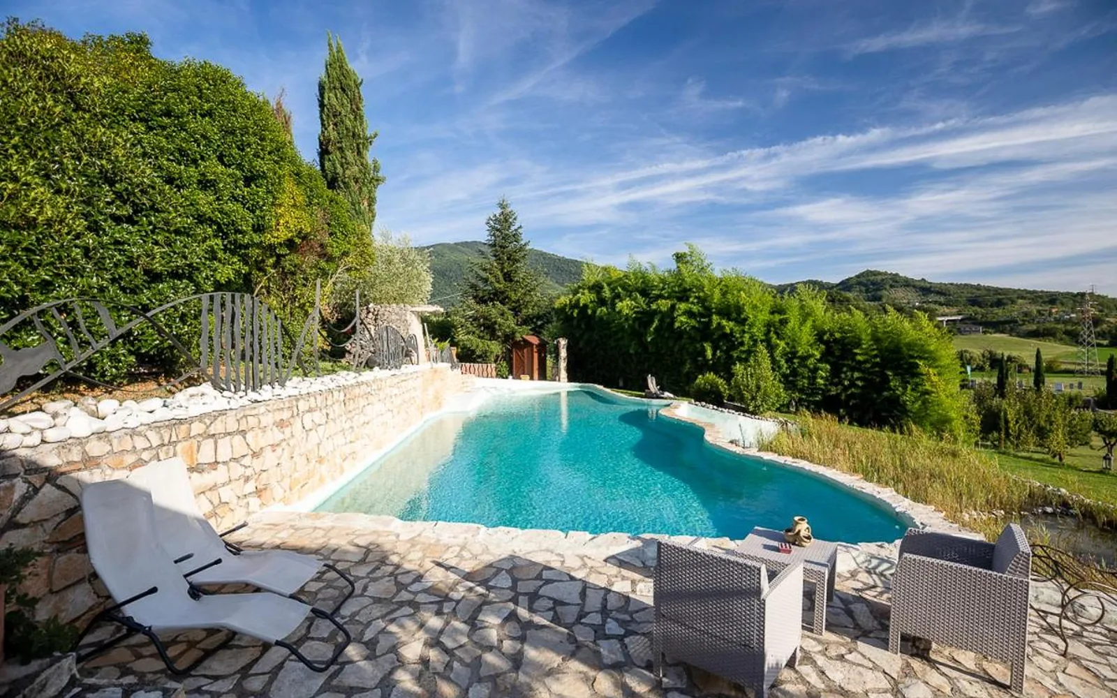 Tenuta i Tufari, La bio-piscina vista dal muretto in pietra