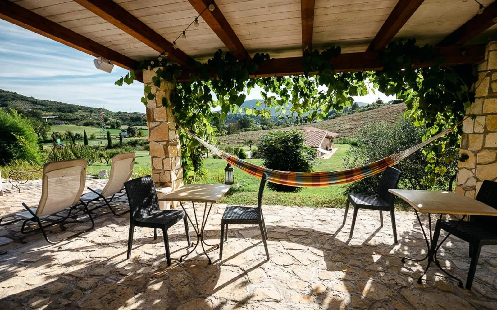 Tenuta i Tufari, Il portico con i tavoli sotto la pergola