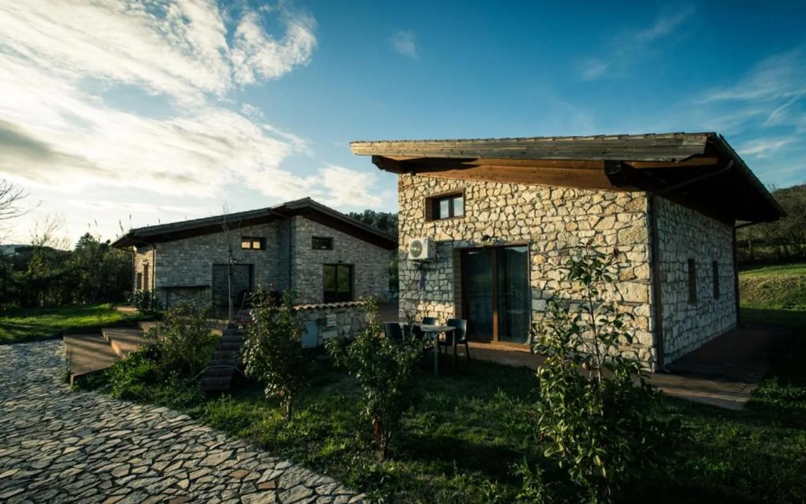Tenuta i Tufari, Il casale in pietra fra il prato e gli ulivi