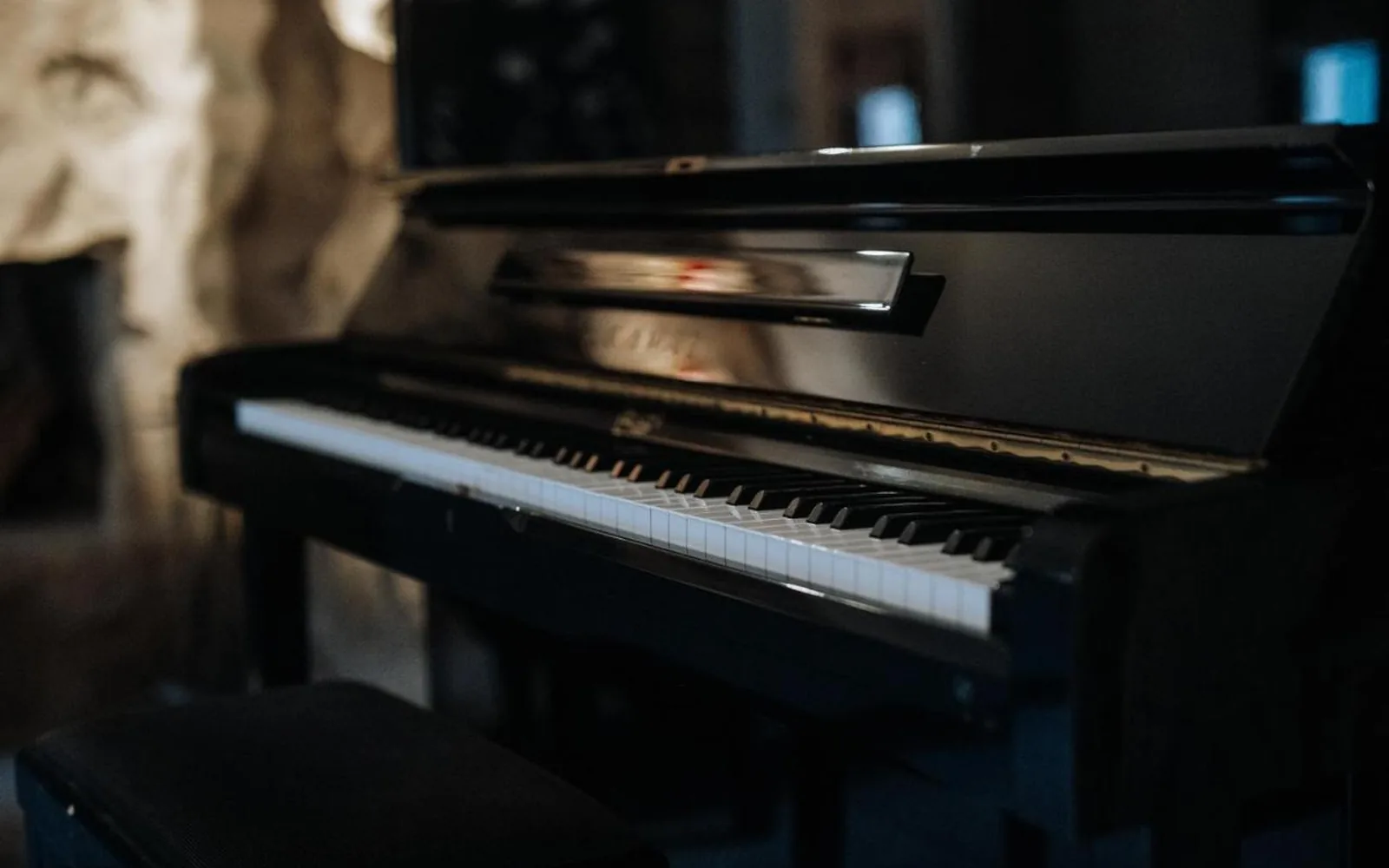 Tenuta i Tufari, Il pianoforte nella sala in grotta